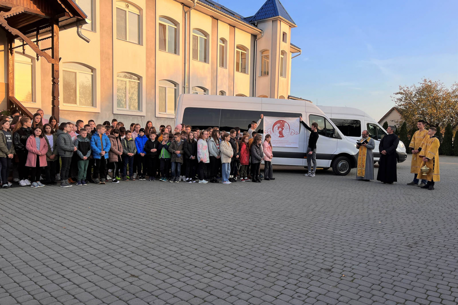 Kisbuszt adományozott a Magyar Katolikus Püspöki Konferencia egy kárpátaljai iskolának
