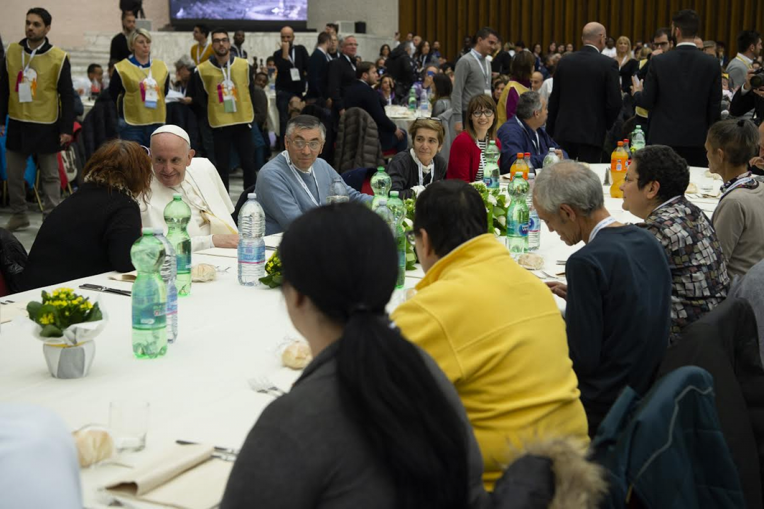 Ferenc pápa 1500 szegénnyel fog ebédelni