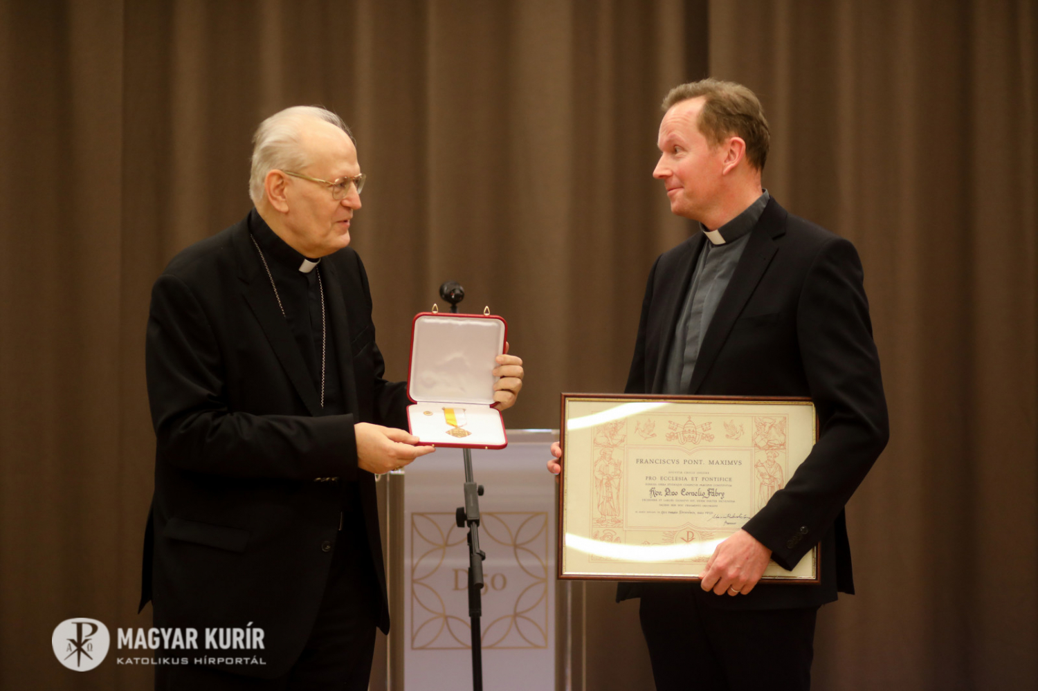 NEK – Erdő Péter magas rangú egyházi kitüntetést adott át Fábry Kornélnak és Horváth Zoltán Istvánnak
