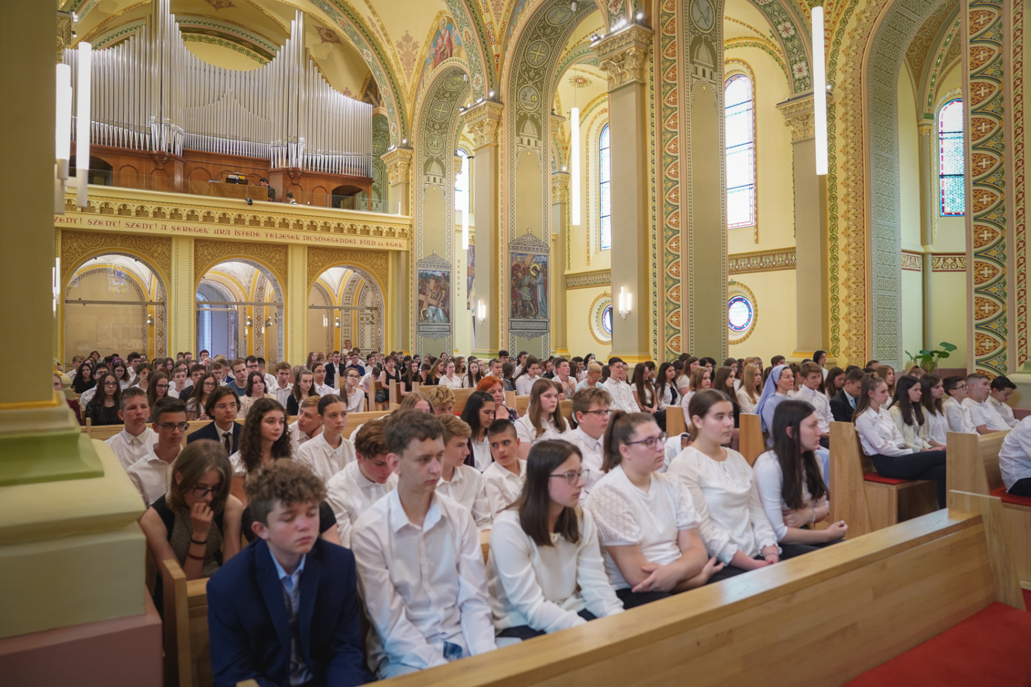 „Tanúságot kell tenned arról, hogy milyen jó katolikusnak lenni!” – Te Deum a kaposvári Nagyboldogasszony Iskolaközpontban