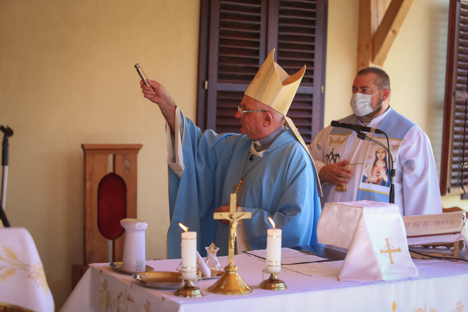 Püspöki áldás a felújított somogyudvarhelyi plébániaépületre