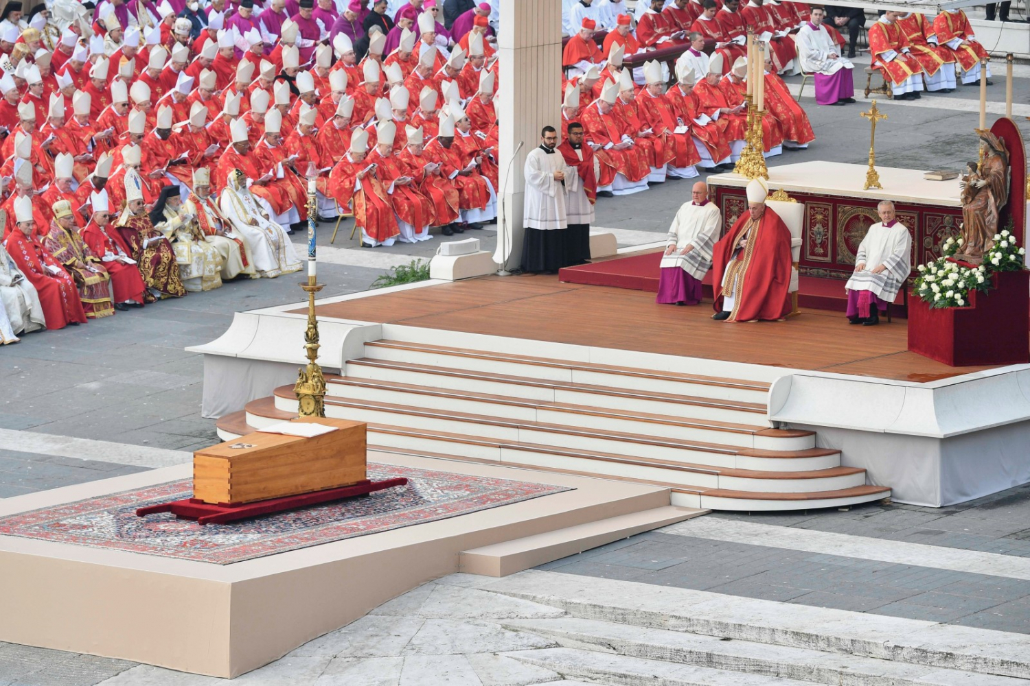 „Atyám, kezedbe ajánlom lelkemet” – Eltemették XVI. Benedek emeritus pápát