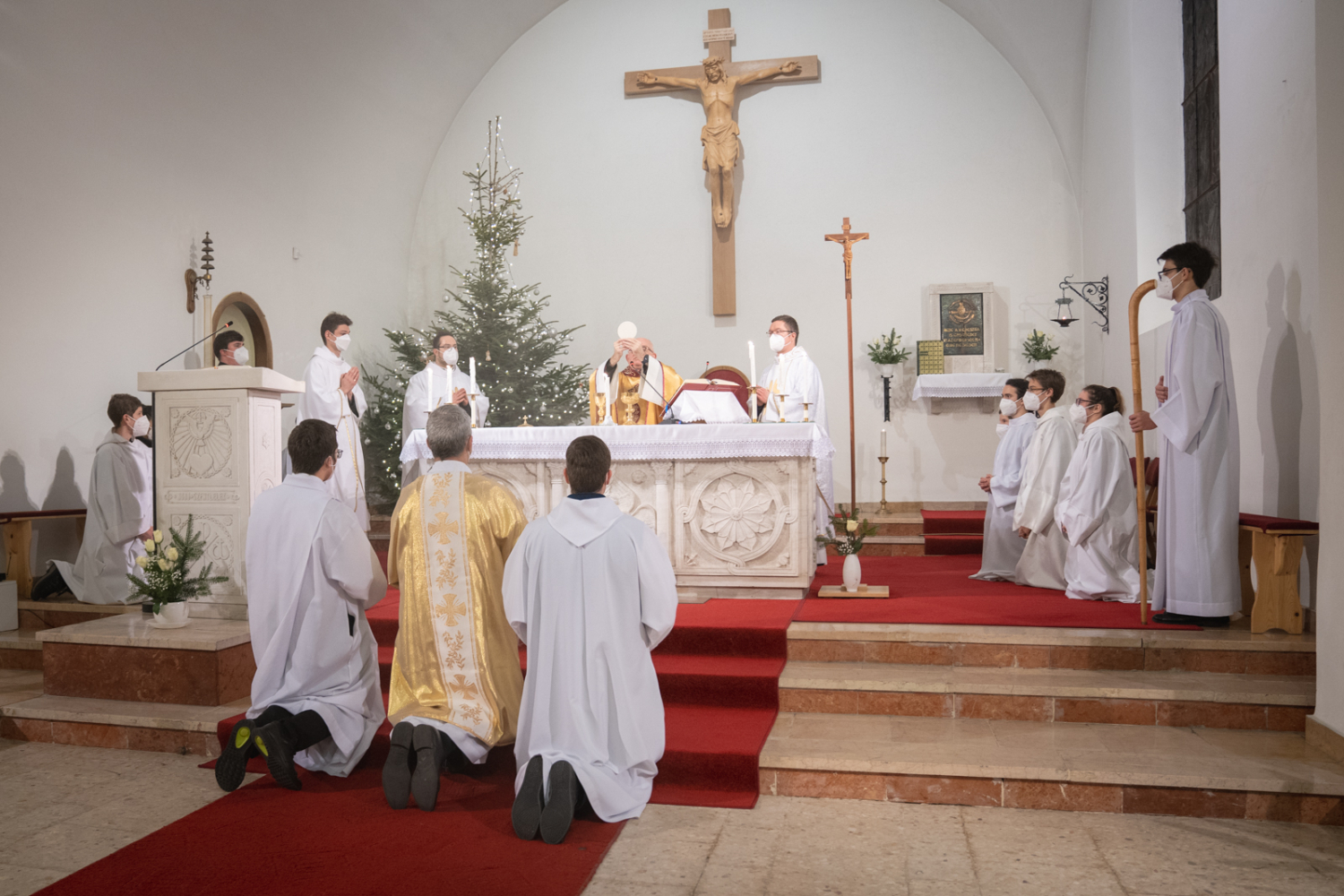 „Ma született az Irgalom!” – éjféli szentmise a kaposvári Szent Kereszt-templomban