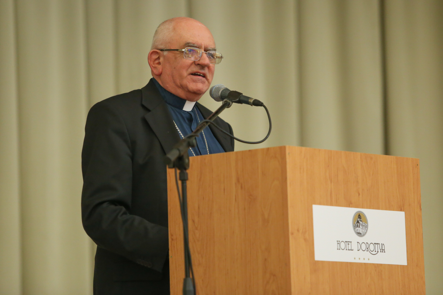 Egészségügyi szakdolgozóknak tartott előadást Varga László megyéspüspök