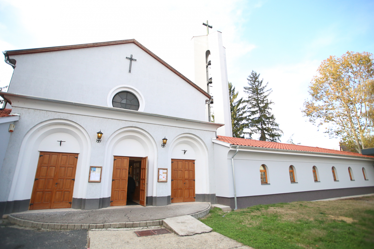 Új közösségi térrel bővült a kaposvári Szent Kereszt templom